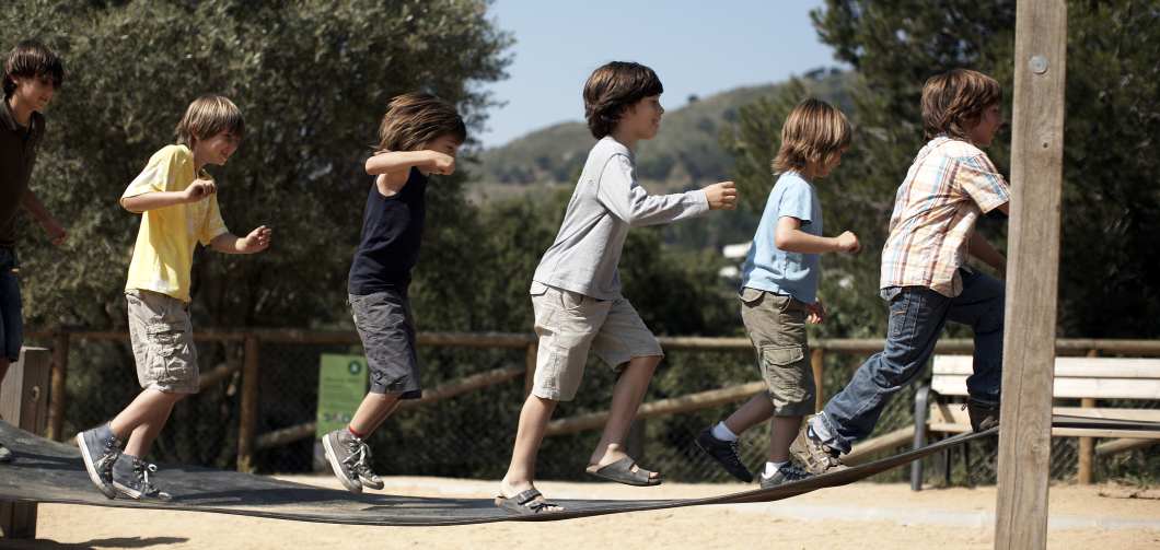 Kinder auf Hängebrücke